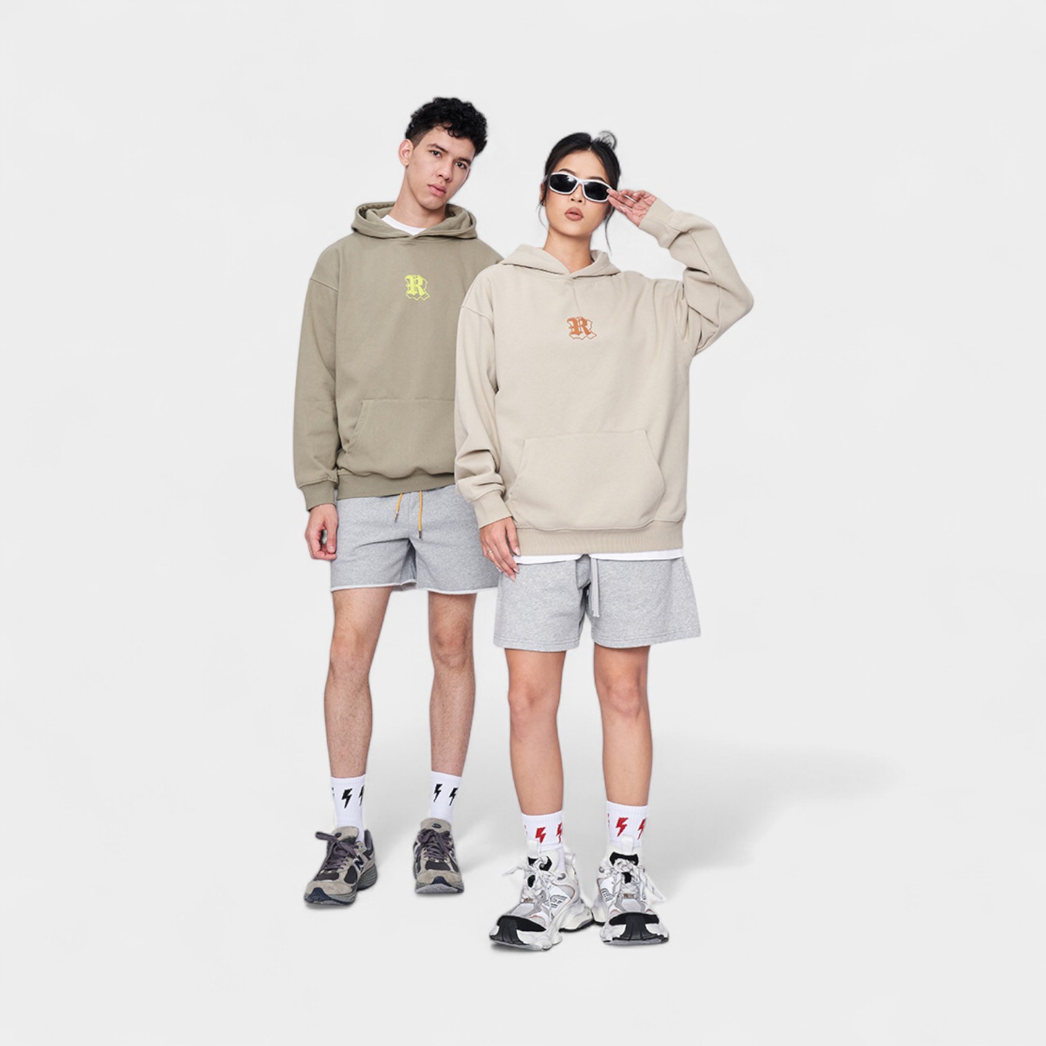 Unisex Hoodie mit Textdruck und langen Ärmeln – Bild 3