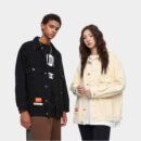 Unisex Jeansjacke mit Textdruck und langen Ärmeln